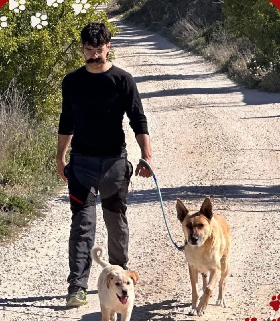 Tizón con su familia adoptiva